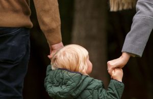 Lee más sobre el artículo El papel crucial del psicólogo forense en los casos de custodia infantil: Descubriendo la verdad detrás de las acusaciones