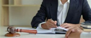 Lee más sobre el artículo Peritaje Psicológico vs. Psiquiátrico: La Batalla Silenciosa que Puede Definir tu Caso