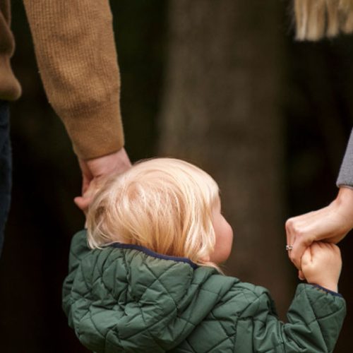 Los casos de custodia infantil son algunos de los más desafiantes y emocionalmente cargados en el sistema legal. Con frecuencia, estos casos implican acusaciones de abuso, negligencia o alienación parental, lo que complica aún más el proceso de determinación de la mejor situación para el niño. 