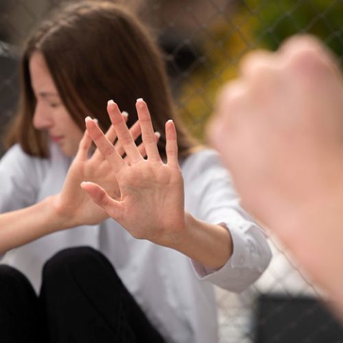 La violencia doméstica es un problema complejo y omnipresente que tiene implicaciones de gran alcance para las víctimas, las familias y la sociedad en general. Para los abogados que trabajan en casos de violencia doméstica, ya sea en el ámbito penal o civil, comprender la dinámica psicológica que subyace a este tipo de violencia es esencial. 